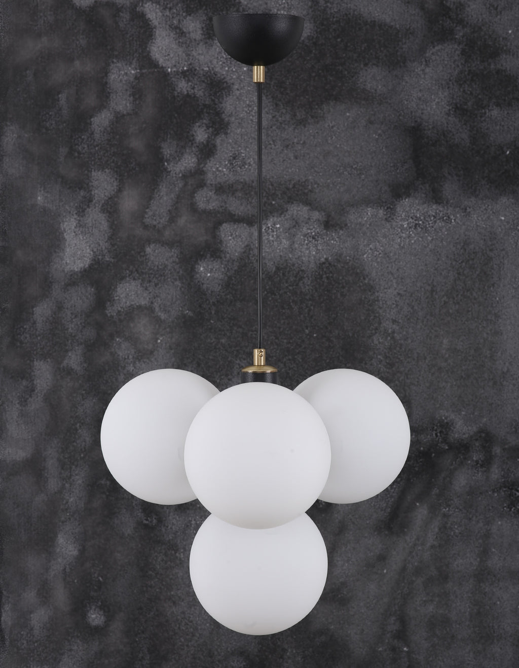 Suspension 4 globes blanc opalin noir mat et laiton