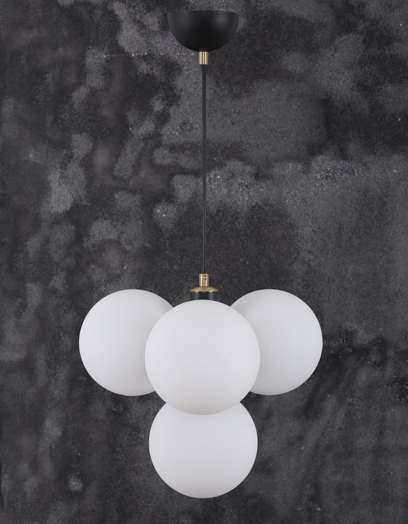 Suspension 4 globes blanc opalin noir mat et laiton