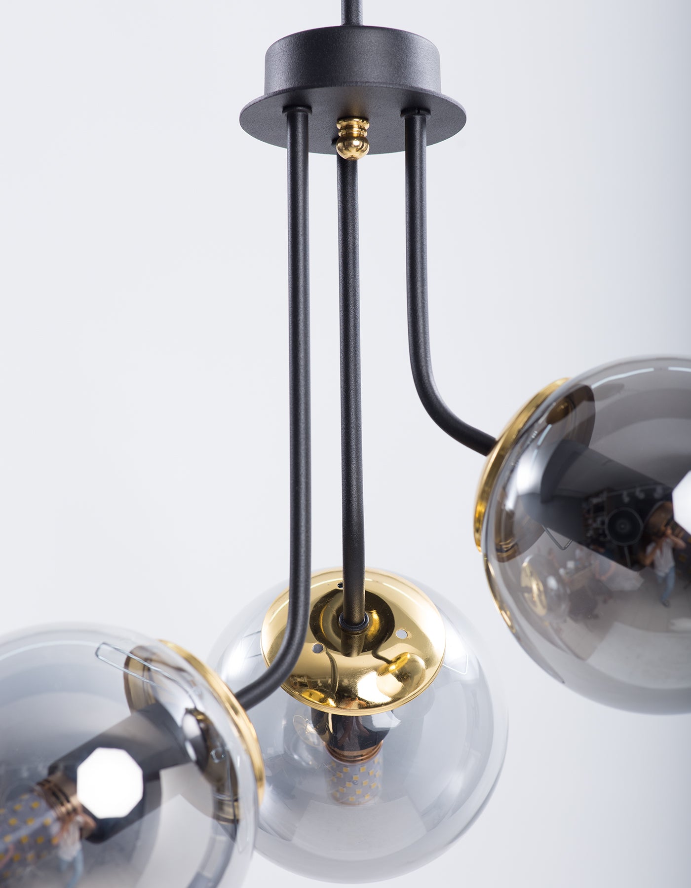 Lustre 3 Lumières Globes Fumés Transparents Structure Noire Détails Dorés Design Moderne