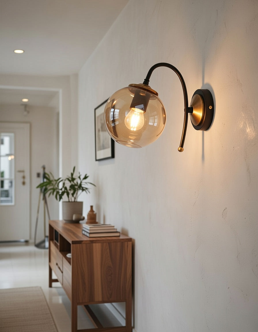 Applique Murale Globe Ambré Transparent Finition Chromée Détails Dorés Design Moderne