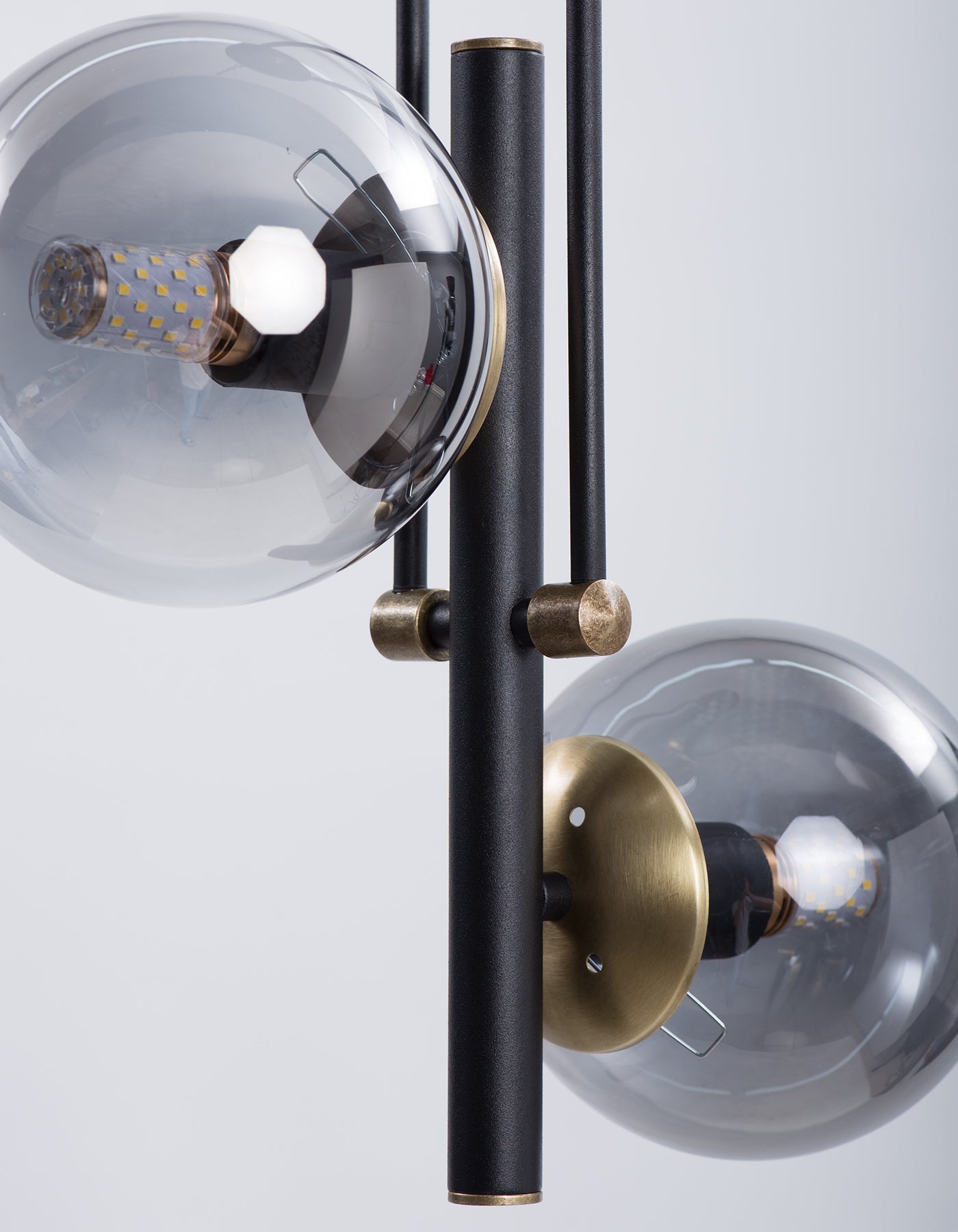 Lustre 2 Lumières Globes Fumés Transparents Structure Noire Détails Dorés Design Moderne