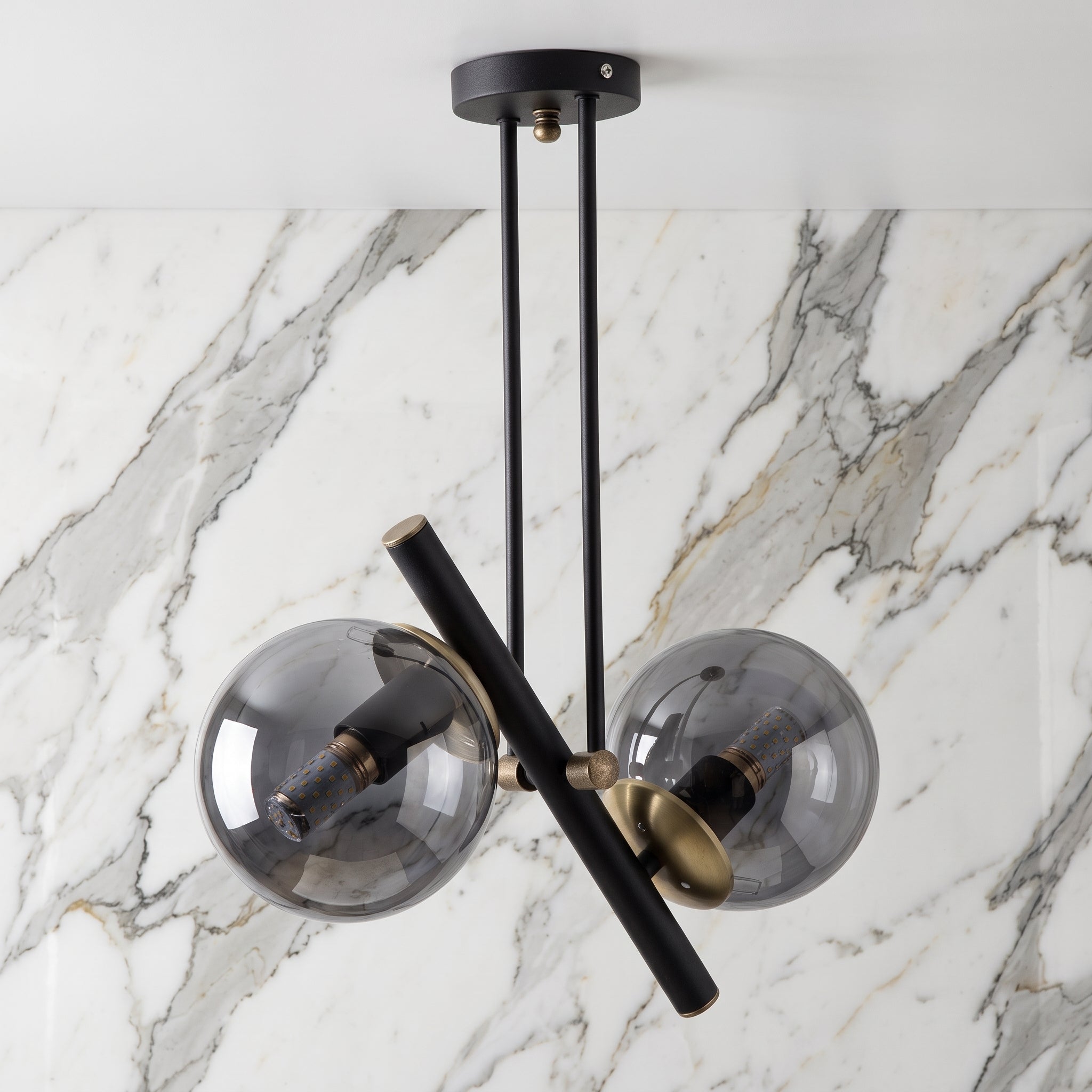 Lustre 2 globes fumés structure noire détails dorés design moderne IP40