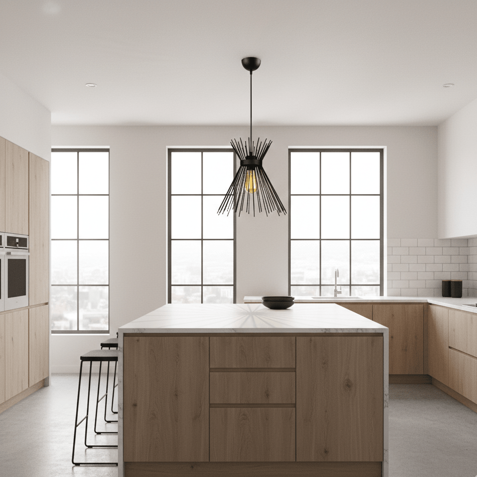 Lustre noir installé au-dessus d'un îlot de cuisine