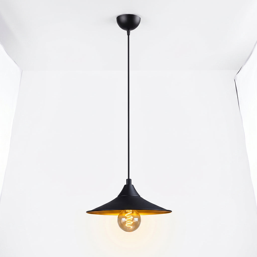 Lustre noir et doré allumé - halo doré chaleureux
