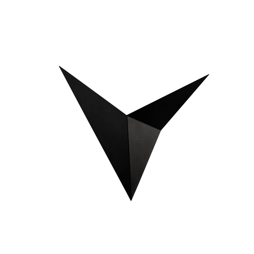 Détail des lignes angulaires de l'applique géométrique noir