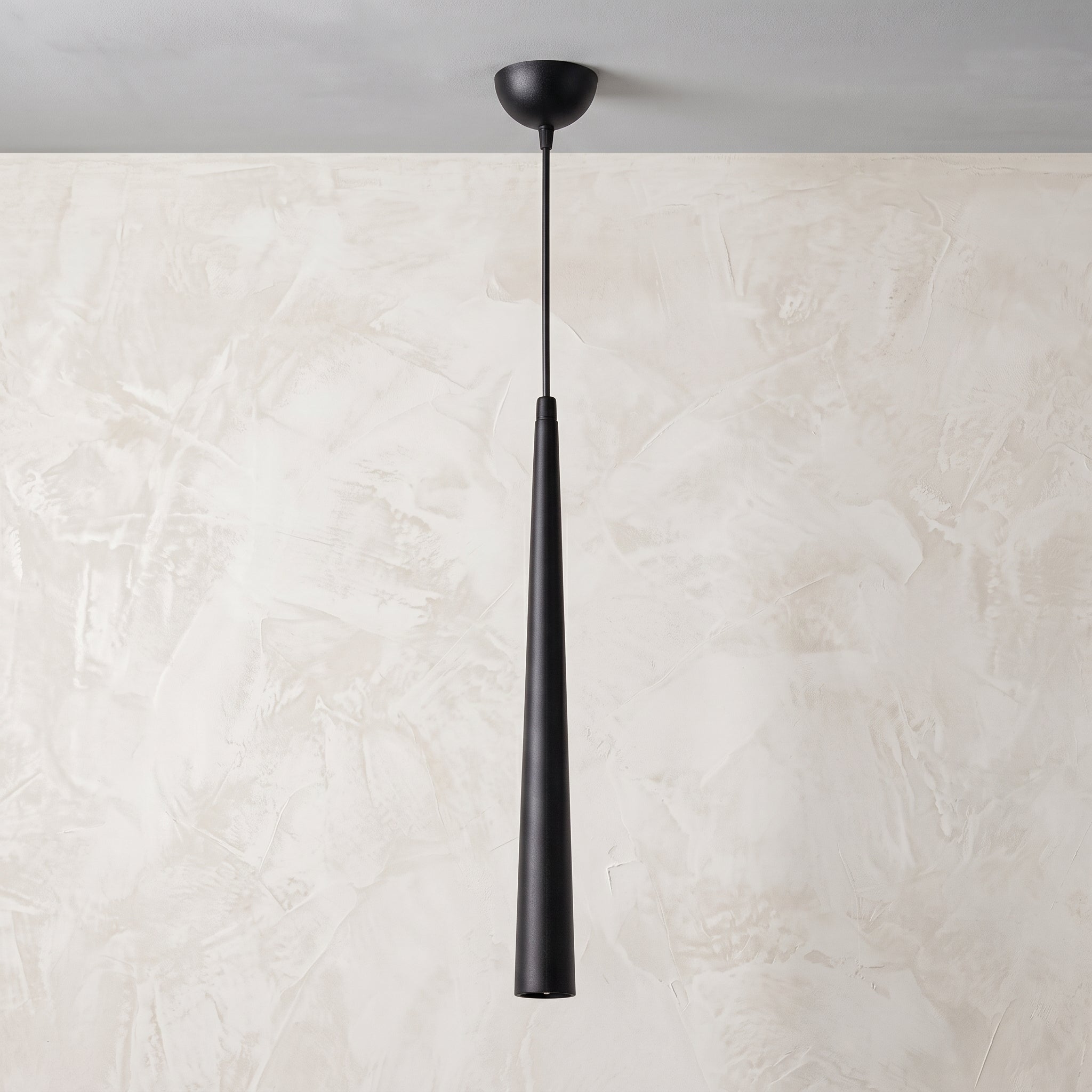 Lustre tube noir minimaliste forme effilée Ø4 cm