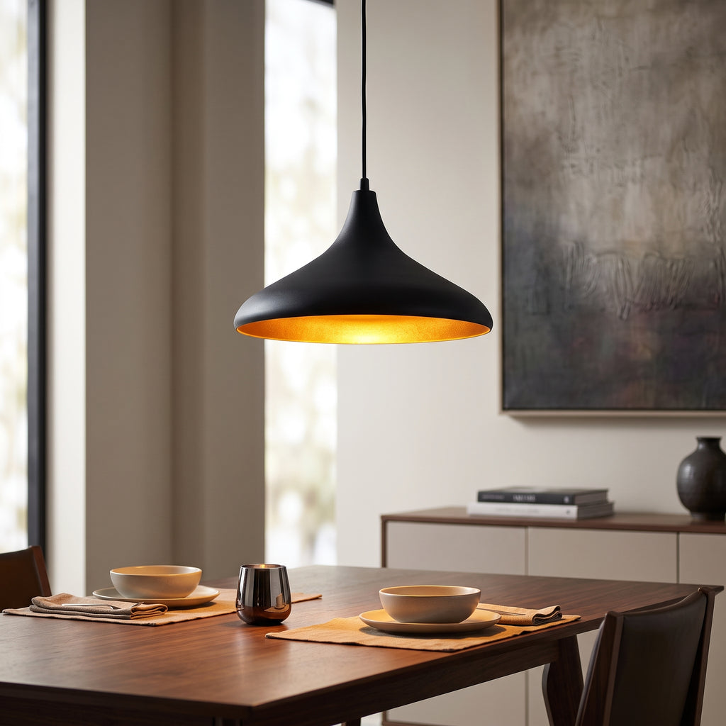 Lustre suspendu industriel noir et or installé au-dessus d’une table à manger