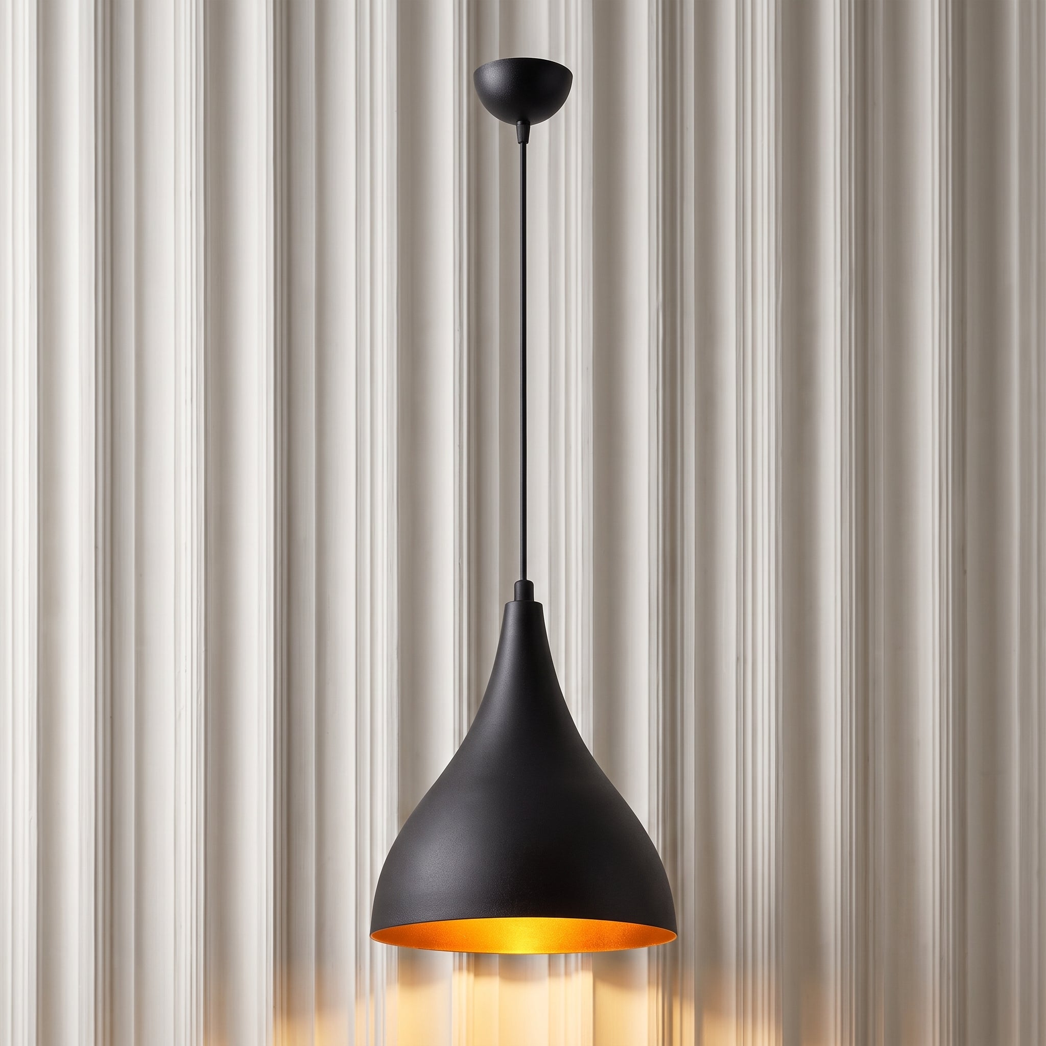 Lustre goutte noir mat et or intérieur design moderne