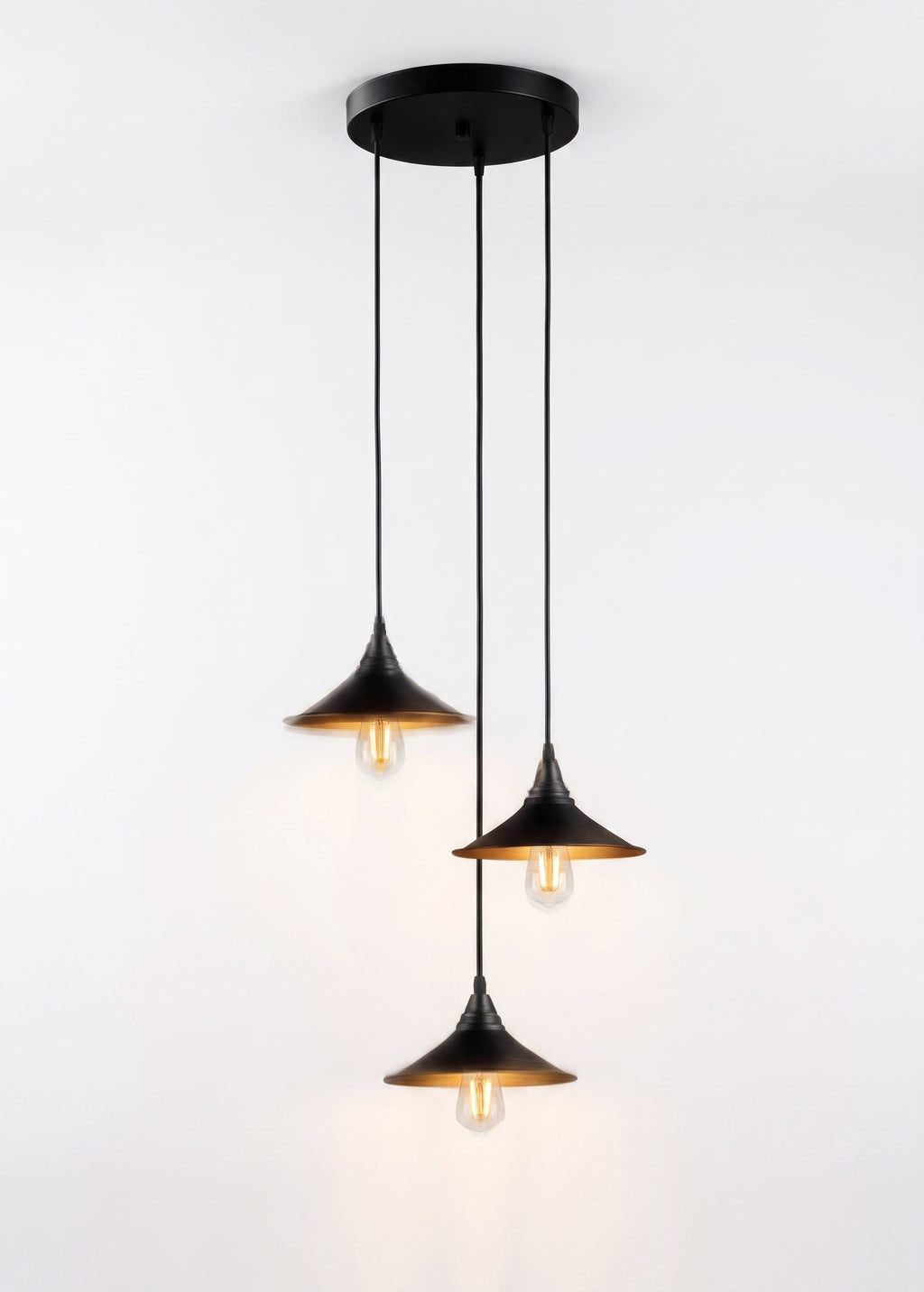 Vue d'ensemble de la suspension 3 lumières en cascade sur fond blanc