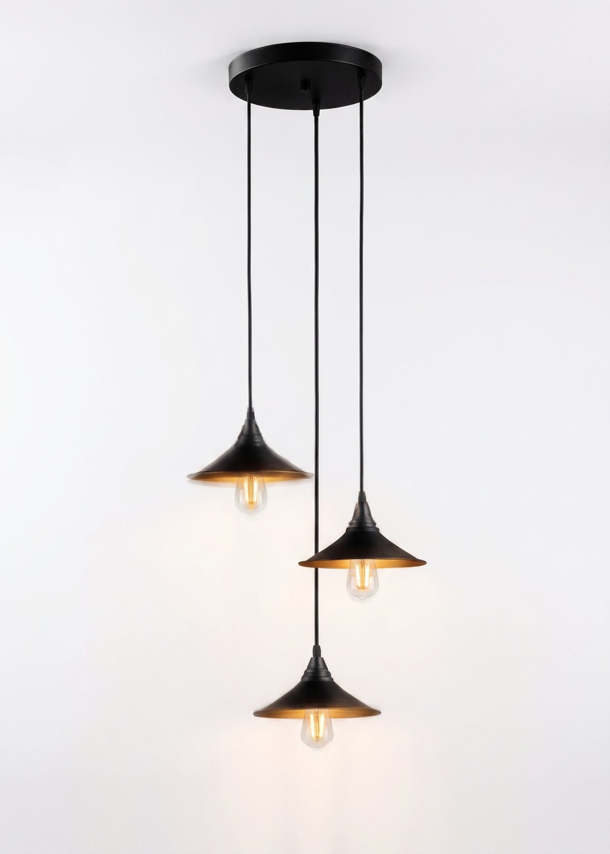 Vue d'ensemble de la suspension 3 lumières en cascade sur fond blanc