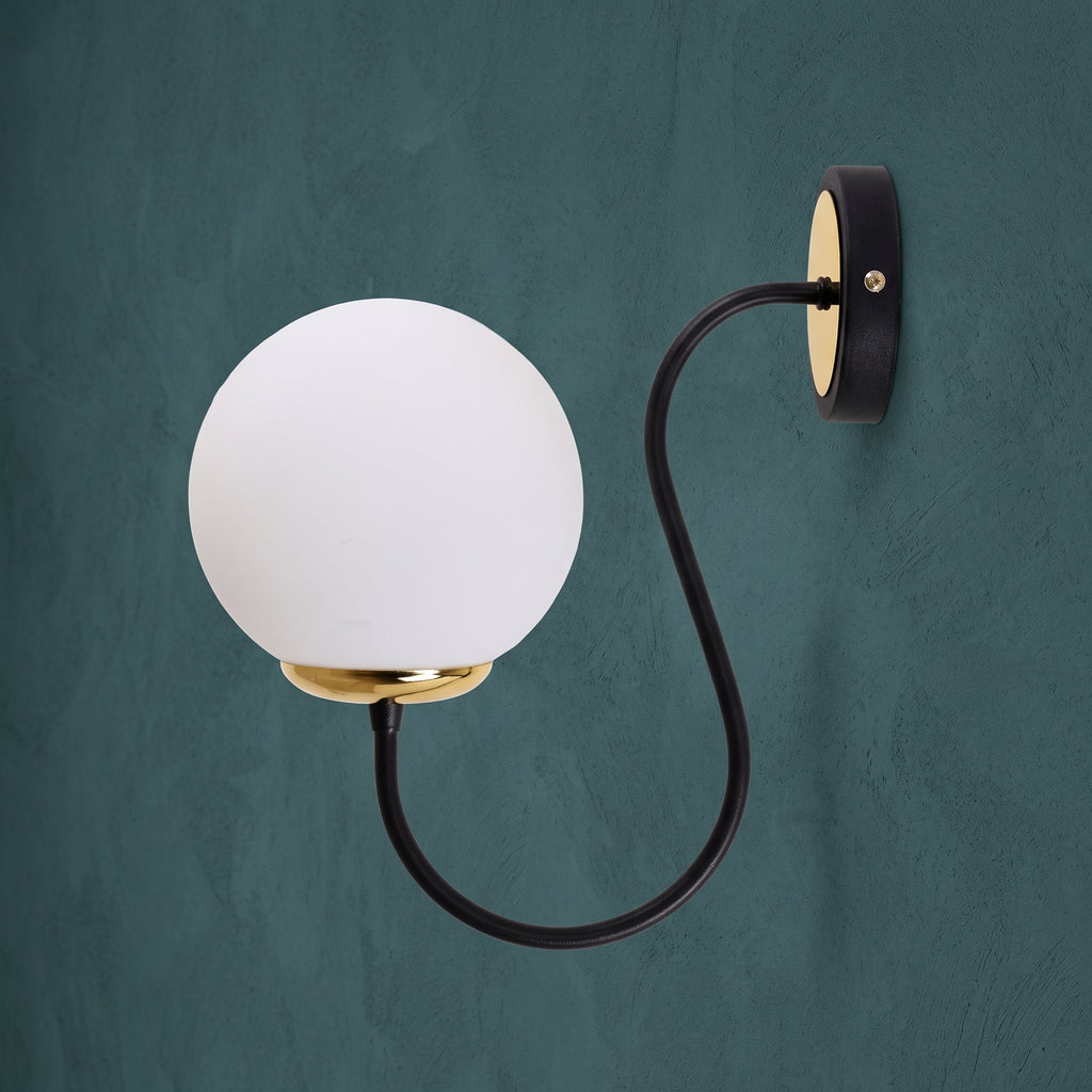 Applique murale globe blanc opale bras courbe noir mat détails laiton design moderne IP40