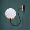 Applique murale globe blanc opale bras courbe noir mat détails laiton design moderne IP40