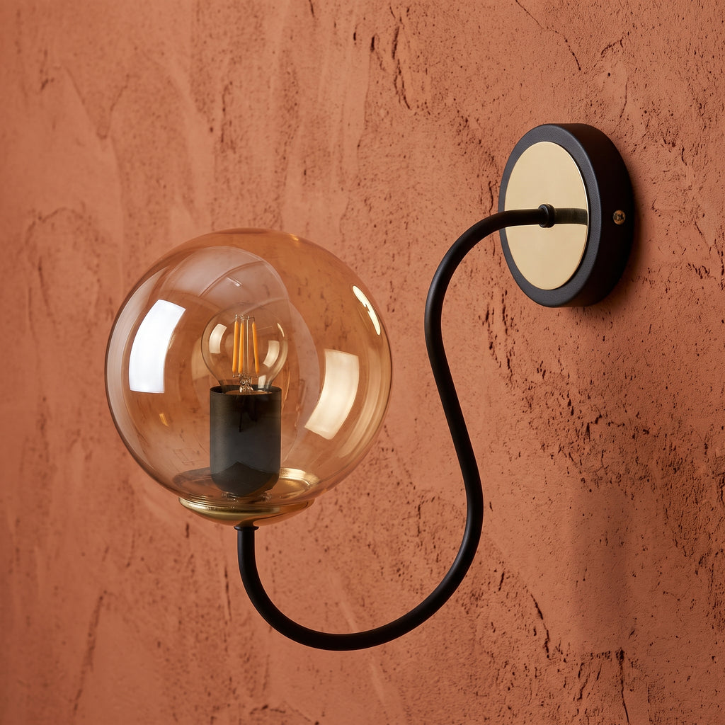 Applique murale globe ambré bras courbe noir mat détails dorés design moderne IP40