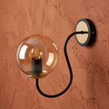 Applique murale globe ambré bras courbe noir mat détails dorés design moderne IP40