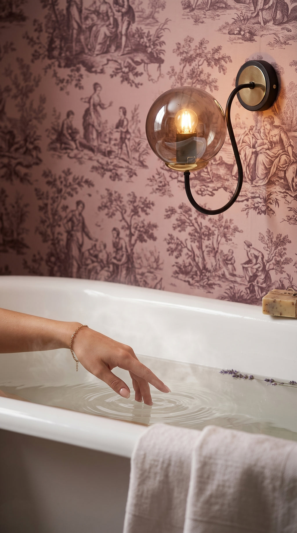 Applique murale globe fumé installée dans salle de bain style élégant