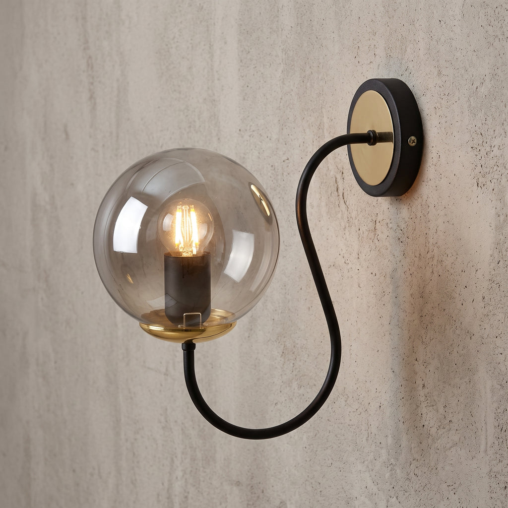 Applique murale globe fumé bras courbe noir mat détails laiton design moderne IP40