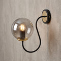 Applique murale globe fumé bras courbe noir mat détails laiton design moderne IP40