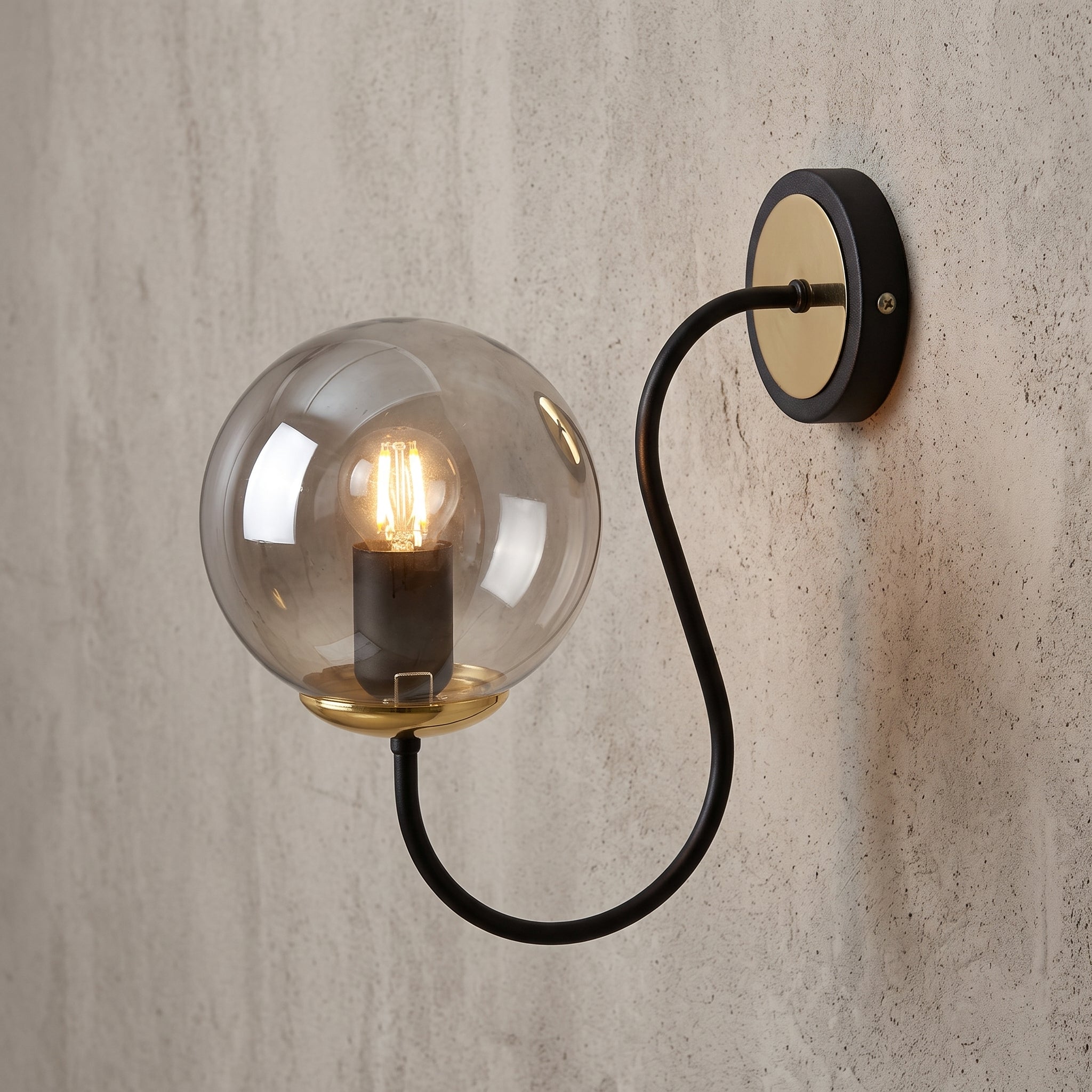 Applique murale globe fumé bras courbe noir mat détails laiton design moderne IP40