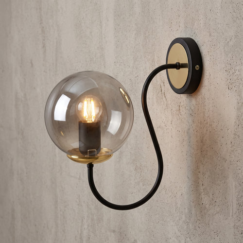 Applique murale globe fumé bras courbe noir mat détails laiton design moderne IP40