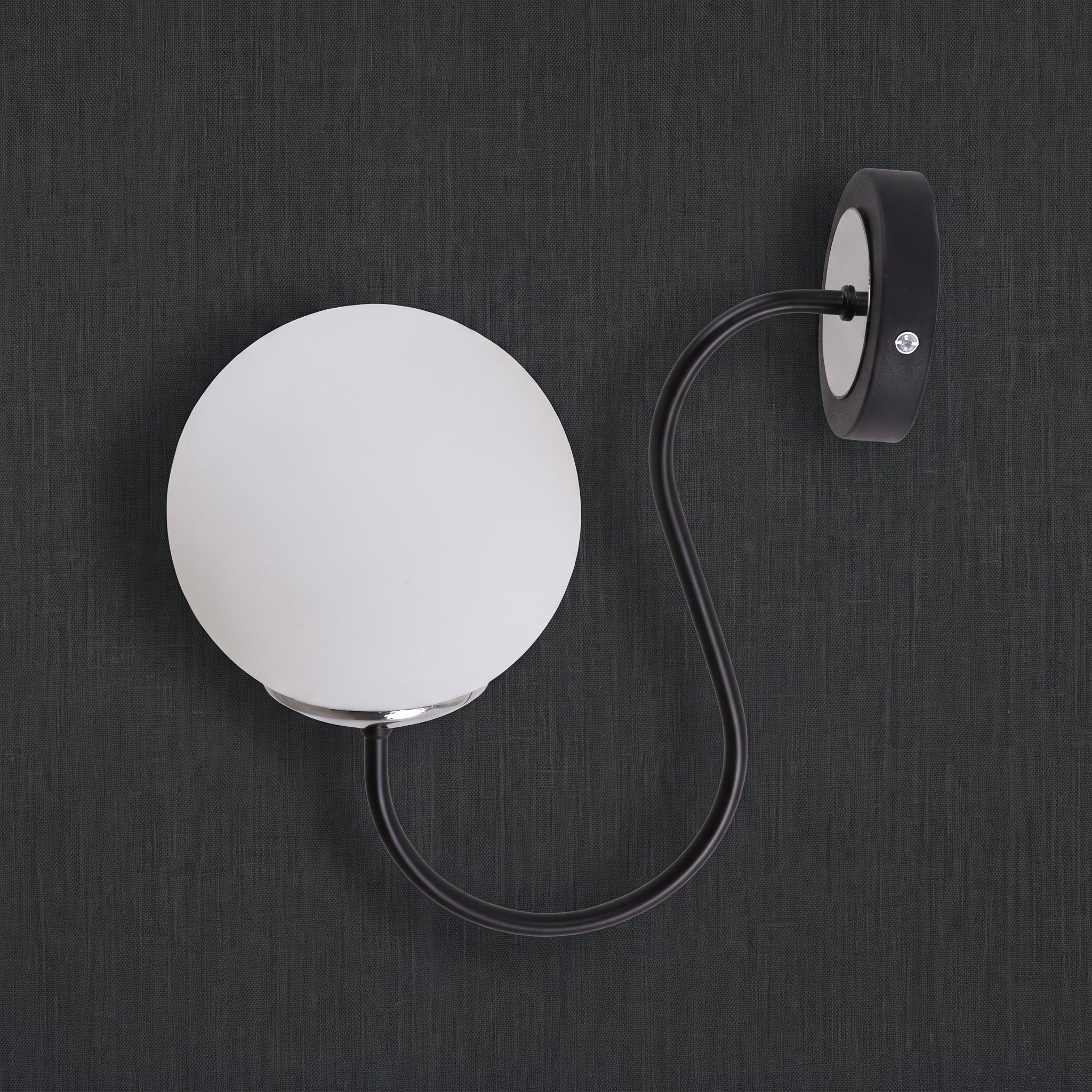 Applique murale globe blanc opale bras courbe noir mat design moderne IP40
