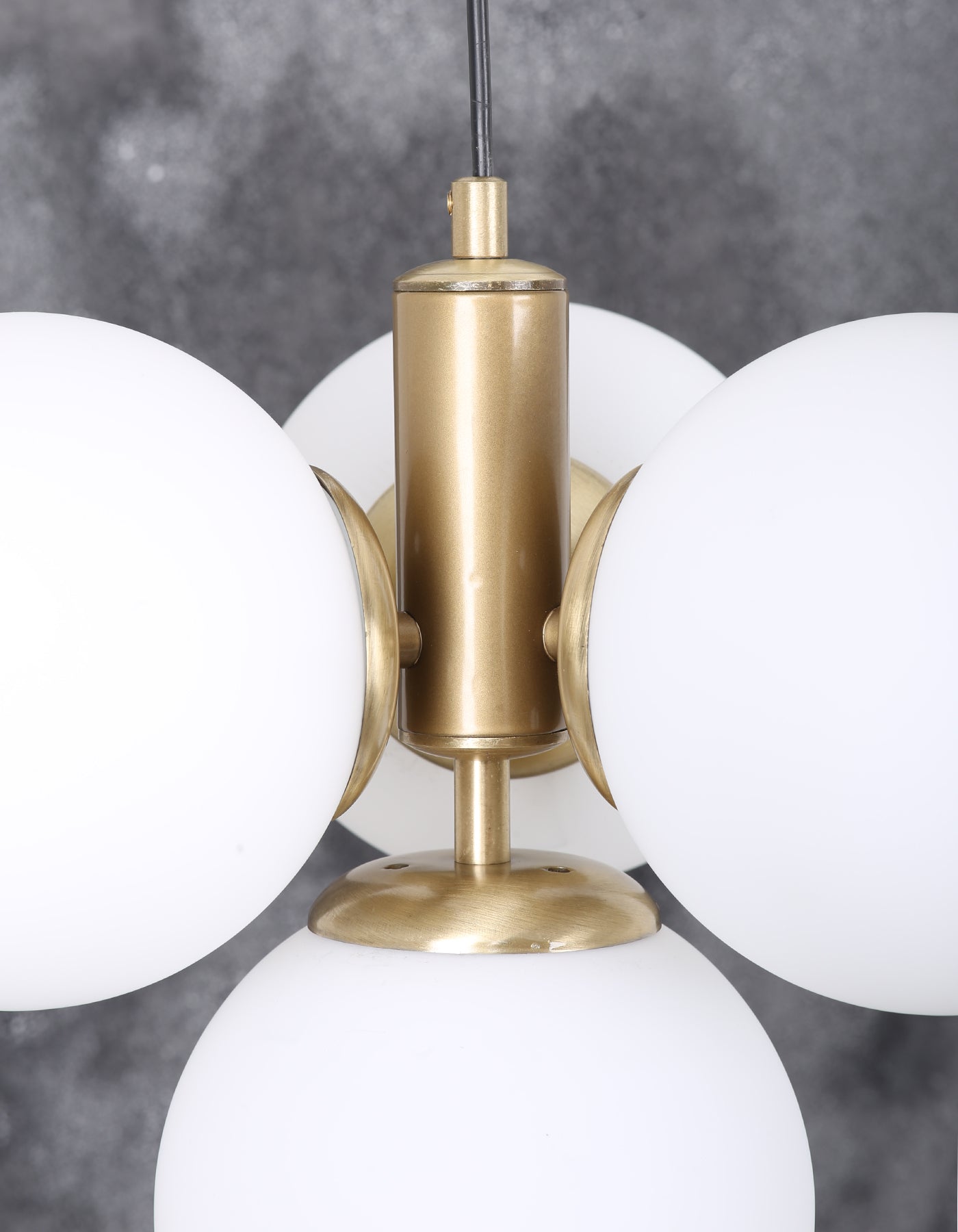 Suspension 4 globes blanc opalin finition laiton