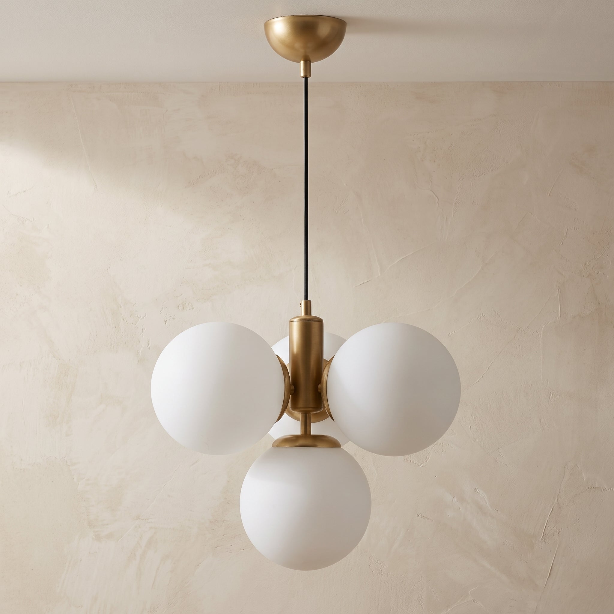 Suspension 4 globes opalin blanc laiton brossé design moderne IP40