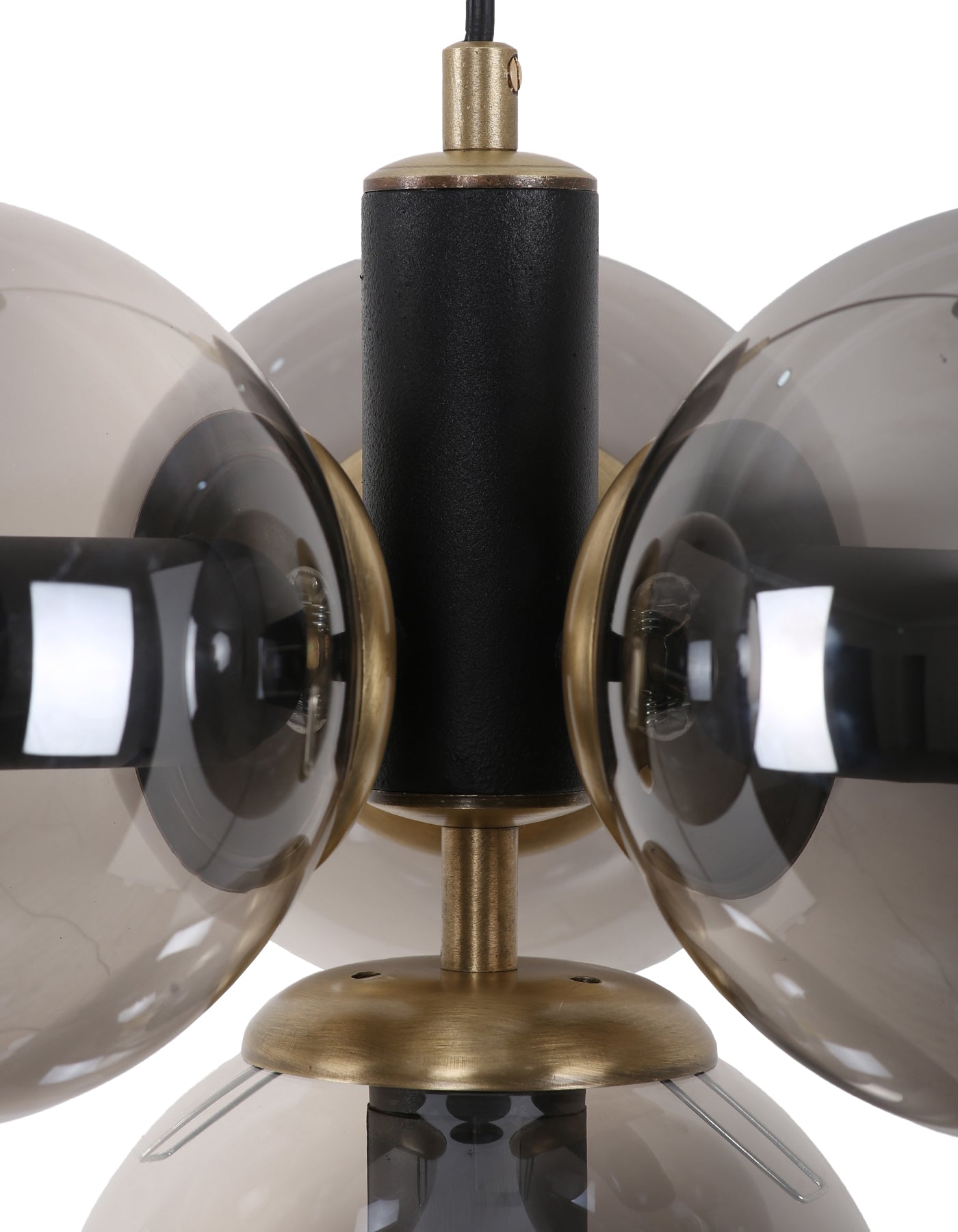 Finitions noir mat et laiton de la suspension 4 globes