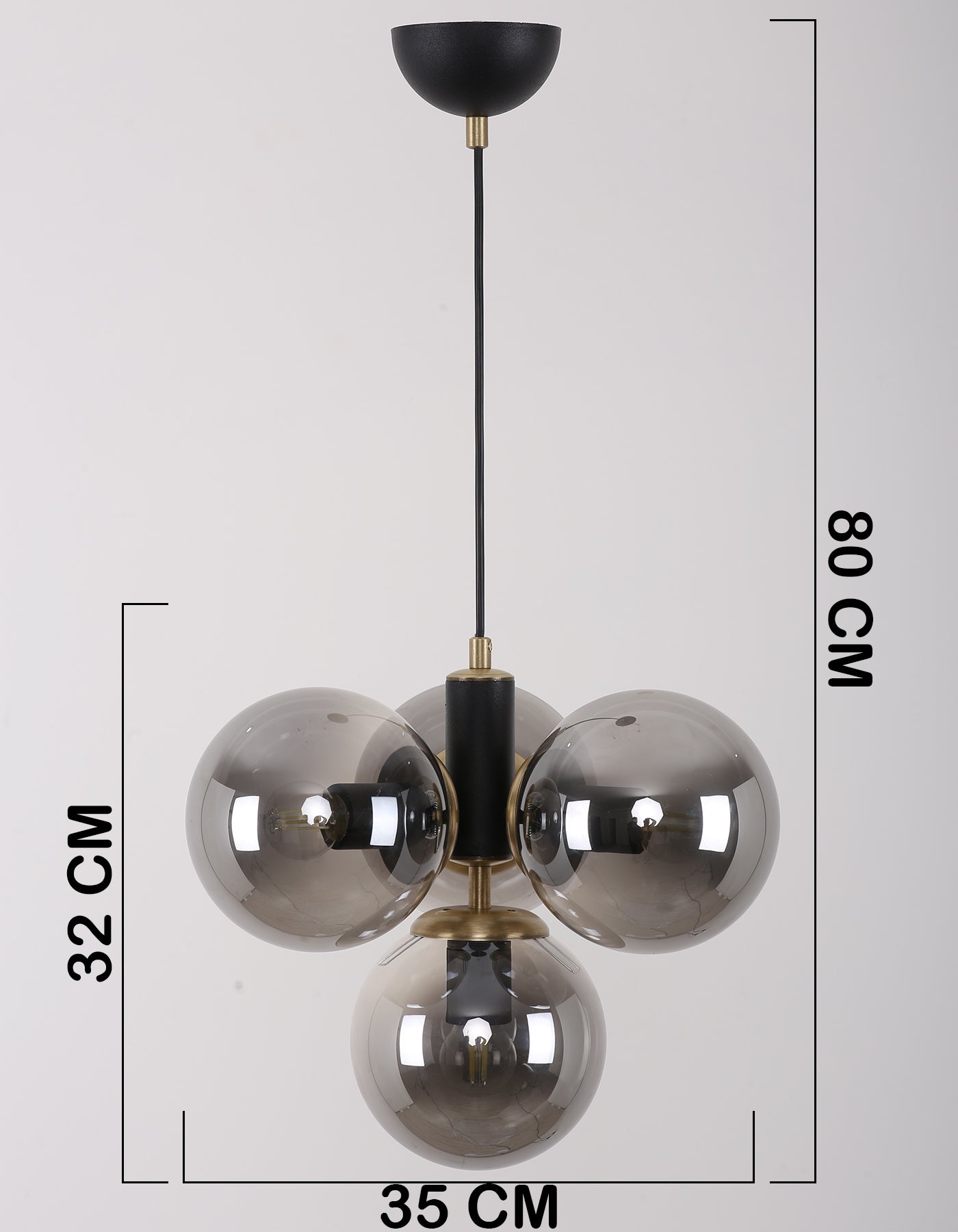  Détail des globes fumés avec structure noir mat et laiton