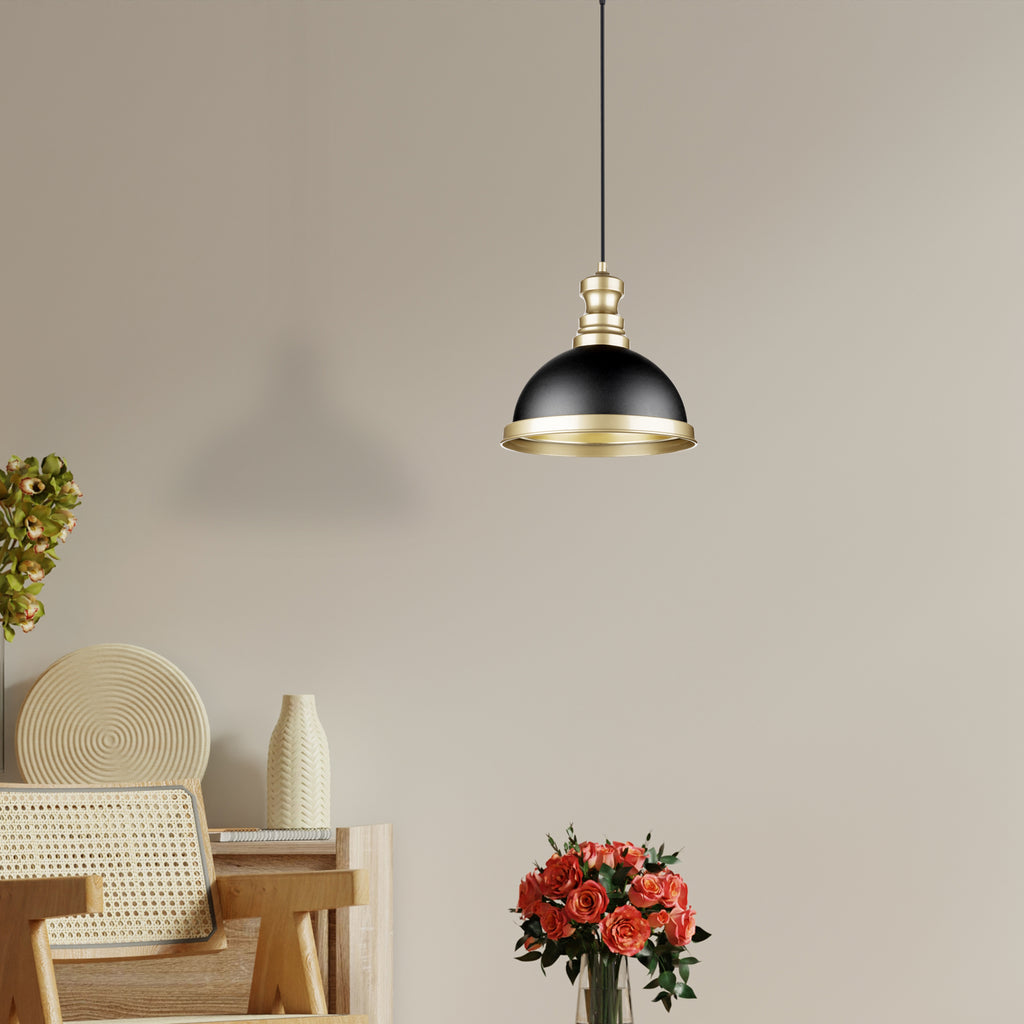Lustre suspendu industriel noir et laiton au-dessus d’un îlot de cuisine – lumière directionnelle chaude