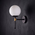 Applique murale  globe verre opale blanc avec structure métal noir mat et détails dorés, culot E27