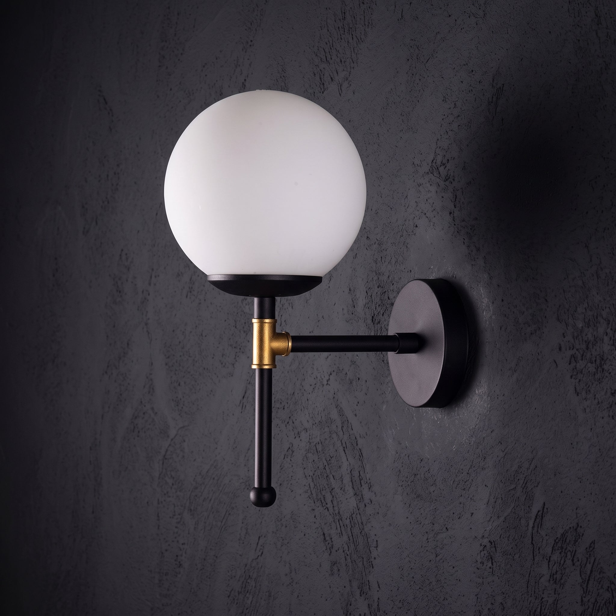 Applique murale  globe verre opale blanc avec structure métal noir mat et détails dorés, culot E27