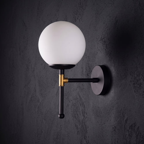 Applique murale  globe verre opale blanc avec structure métal noir mat et détails dorés, culot E27