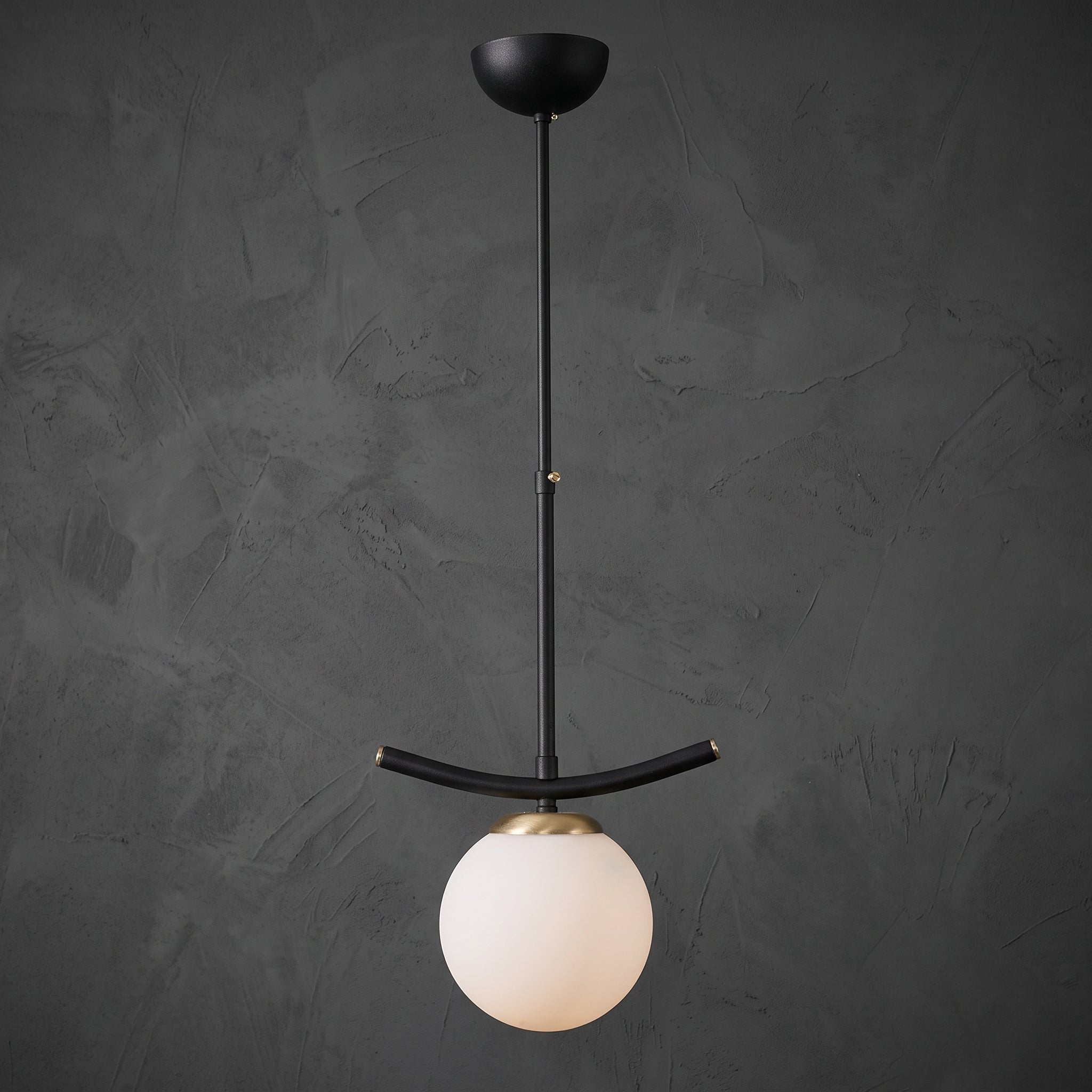 Suspension globe blanc opale  structure noire détails dorés design moderne