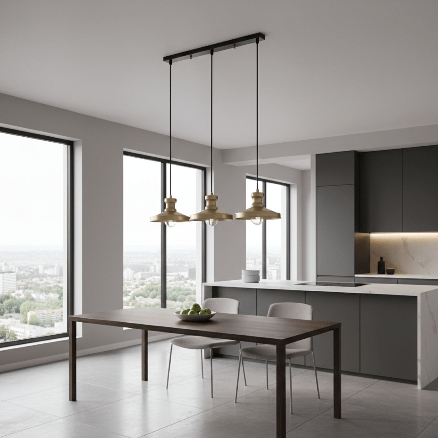 Lustre suspendu triple doré installé au-dessus d’une table à manger