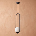 Lustre suspendu cadre ovale noir globe opale blanc design architectural