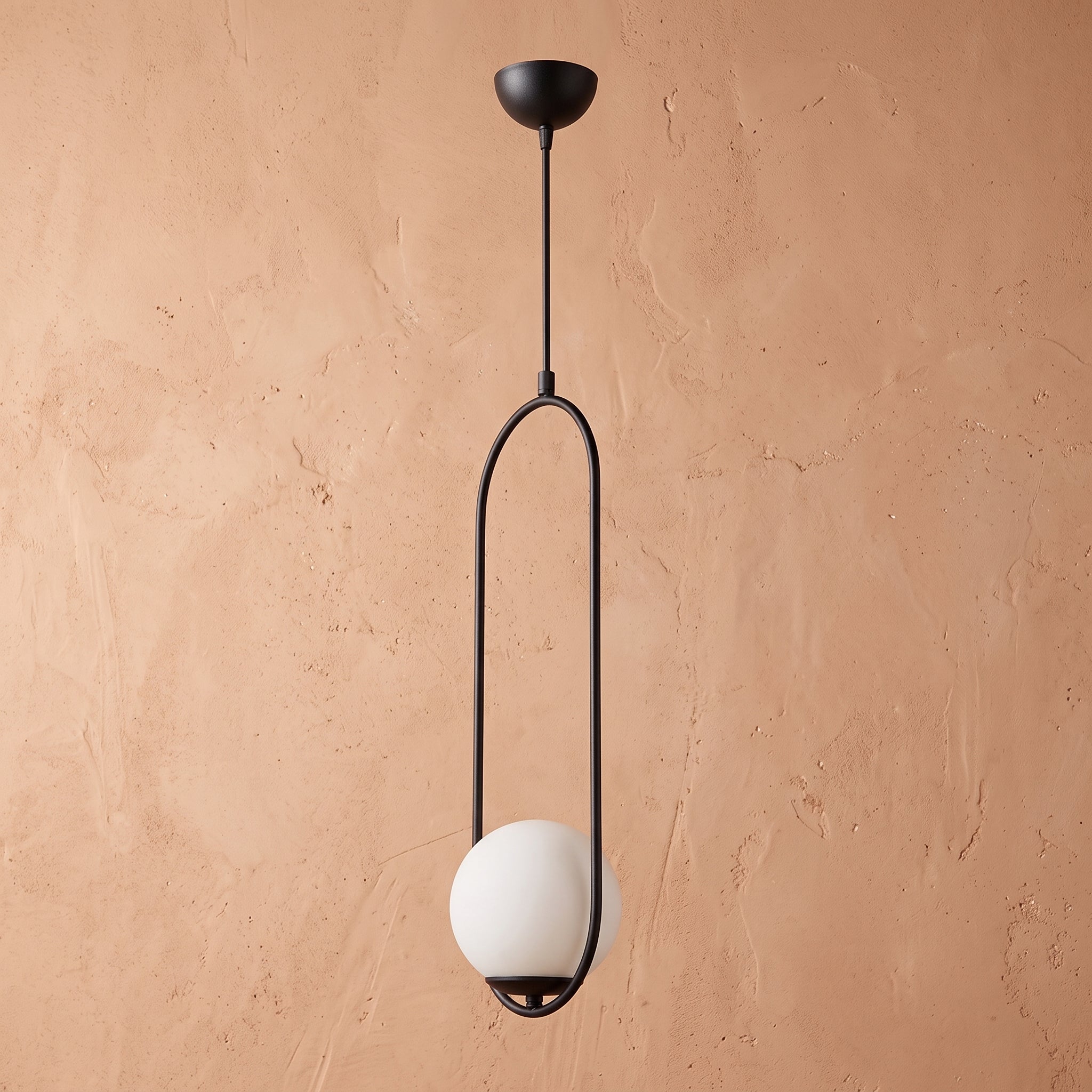 Lustre suspendu cadre ovale noir globe opale blanc design architectural