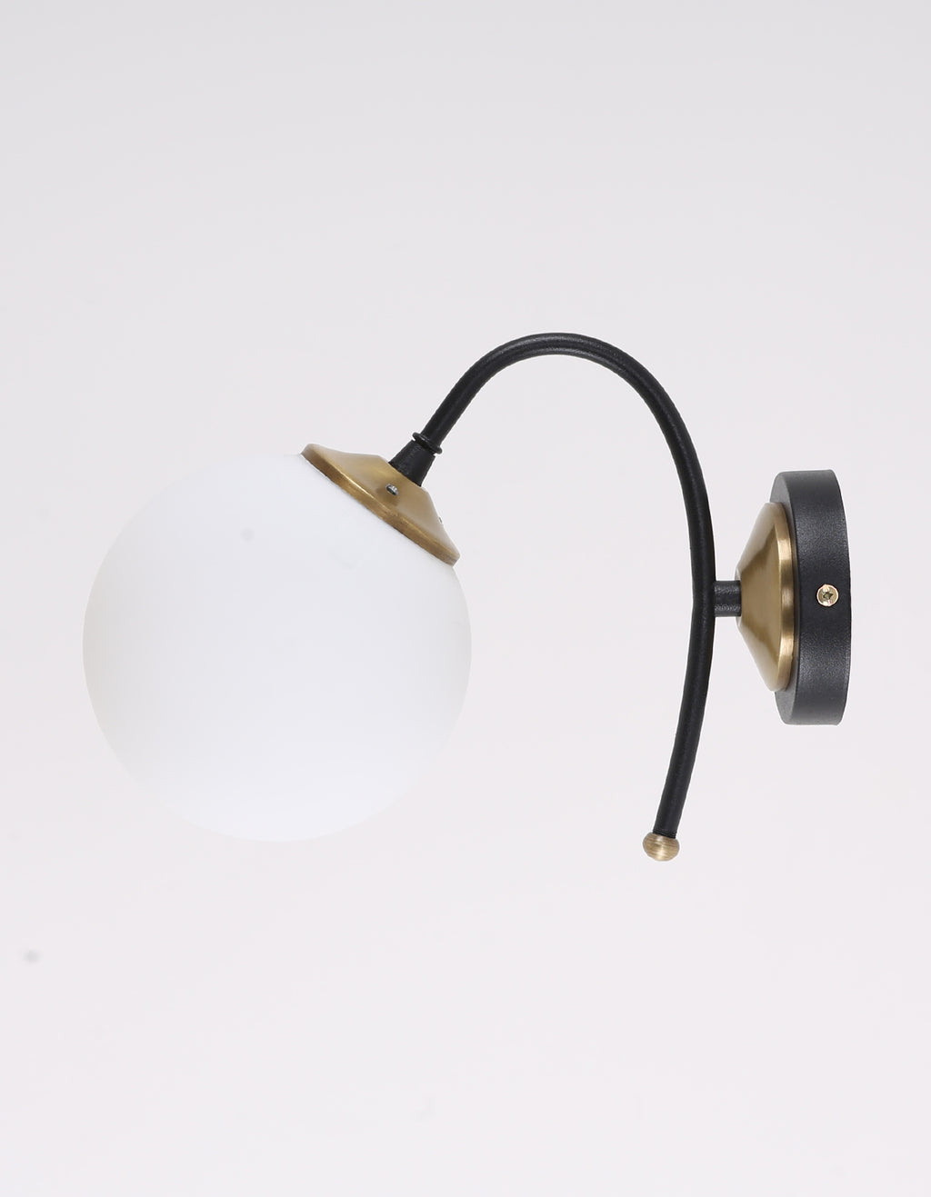 Applique Murale Globe Blanc Opale Structure Noire Détails Dorés Design Moderne