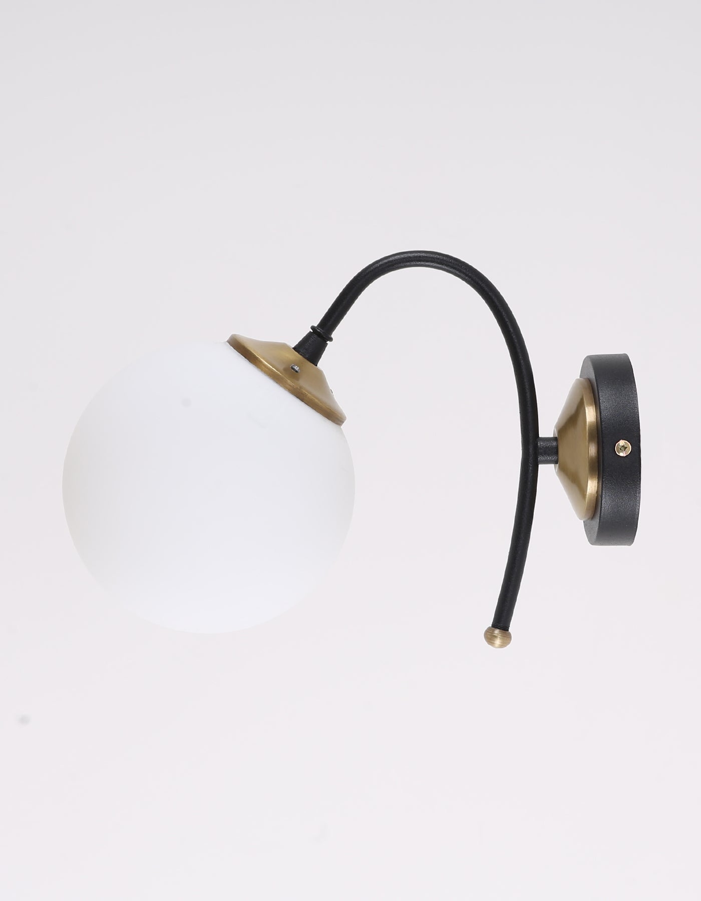 Applique Murale Globe Blanc Opale Structure Noire Détails Dorés Design Moderne