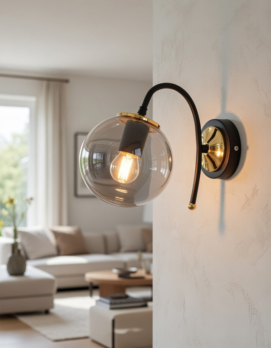 Applique Murale Globe Fumé Transparent Structure Noire Détails Dorés Design Moderne