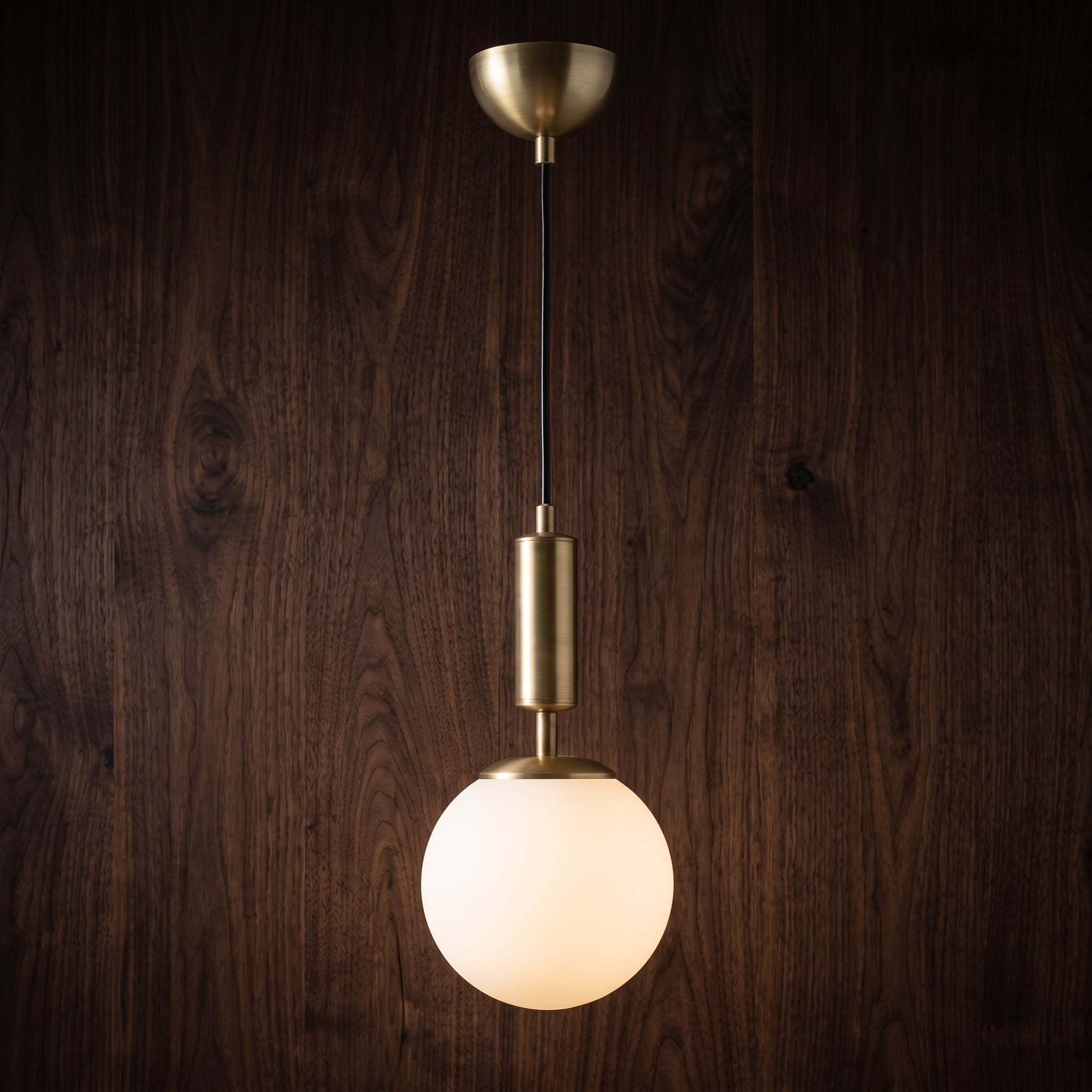 Suspension globe opale blanc laiton brossé quiet luxury IP40