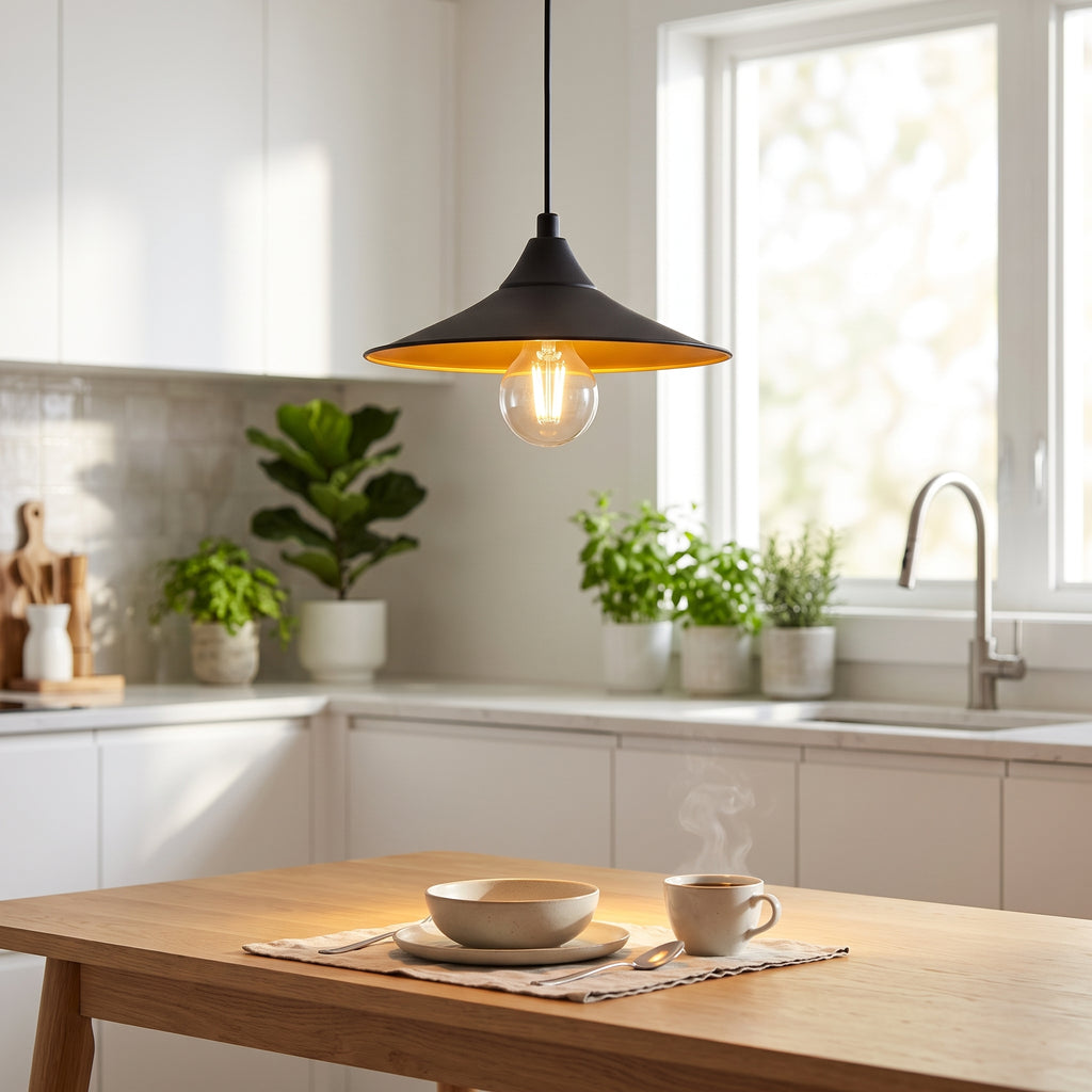Lustre suspendu industriel noir et doré installé au-dessus d’une table à manger