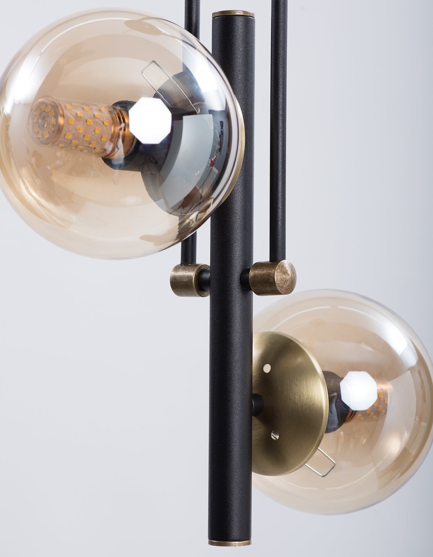 Lustre 2 Lumières Globes Ambrés Transparents Structure Noire Détails Dorés Design Moderne