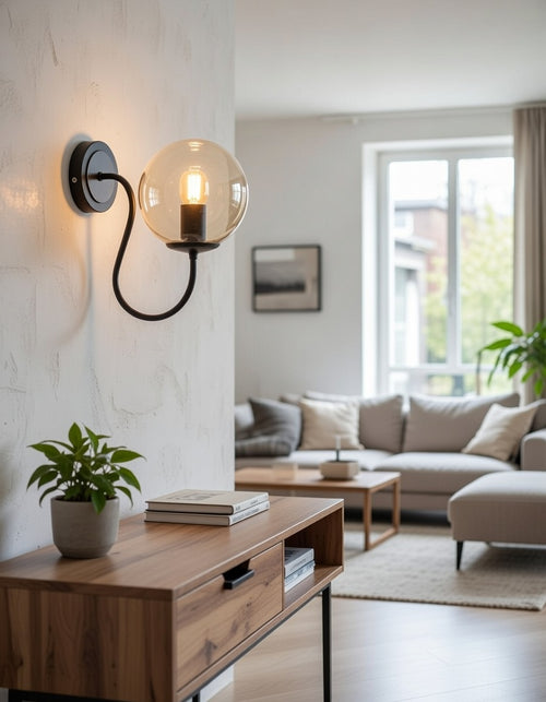 Applique globe ambré noir mat installée sur un mur clair — éclairage design industriel chambre ou salle de bain