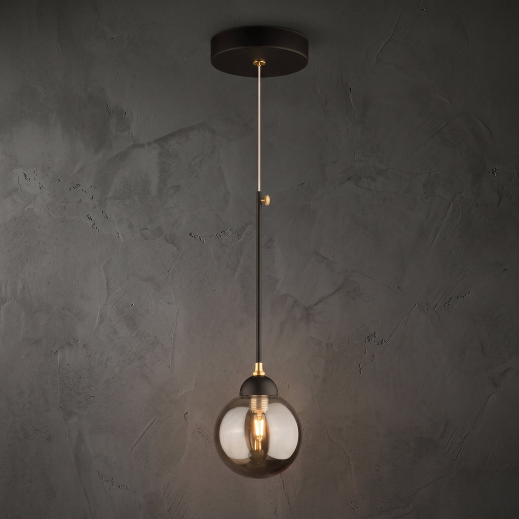 Lustre suspendu globe fumé noir et doré design élégant