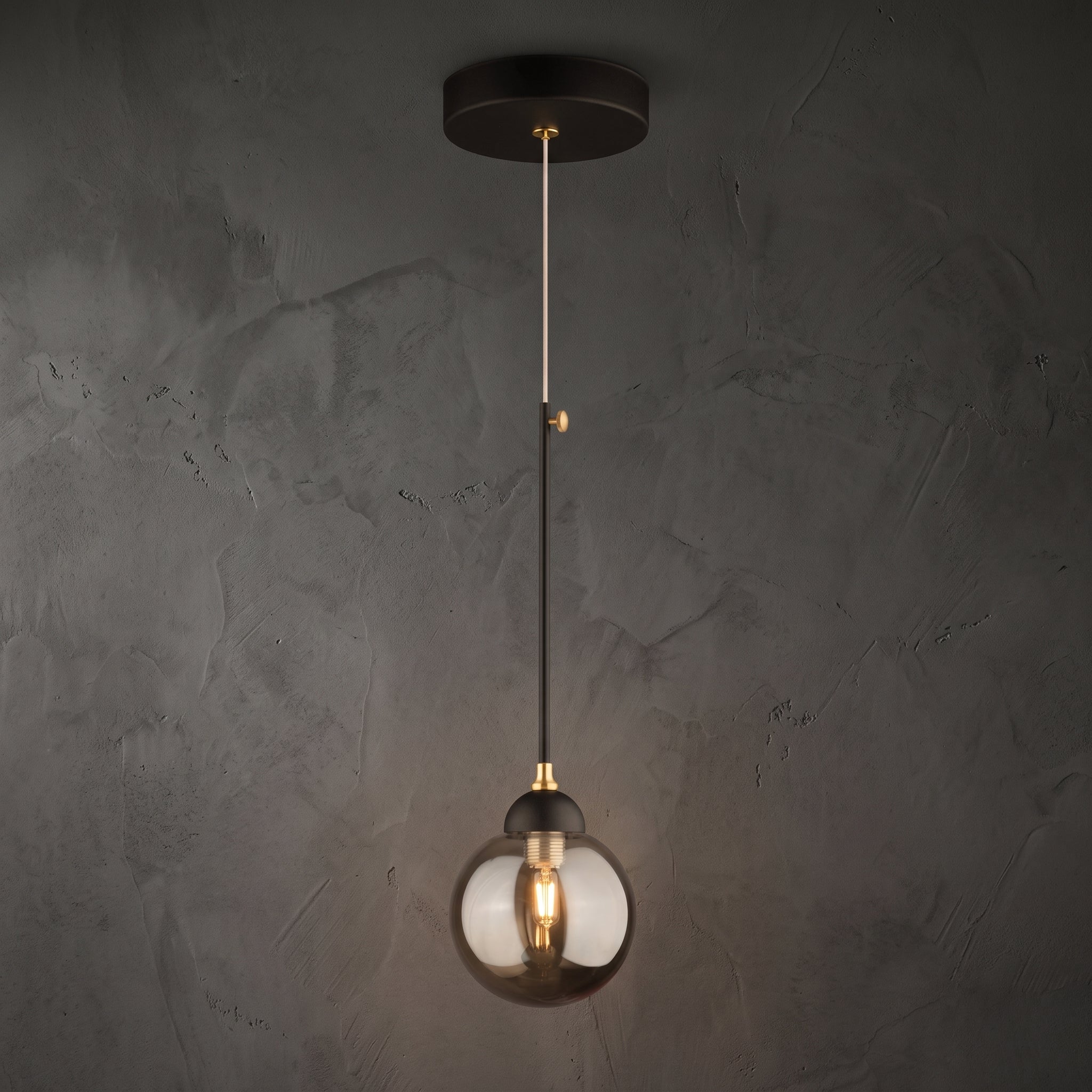 Lustre suspendu globe fumé noir et doré design élégant