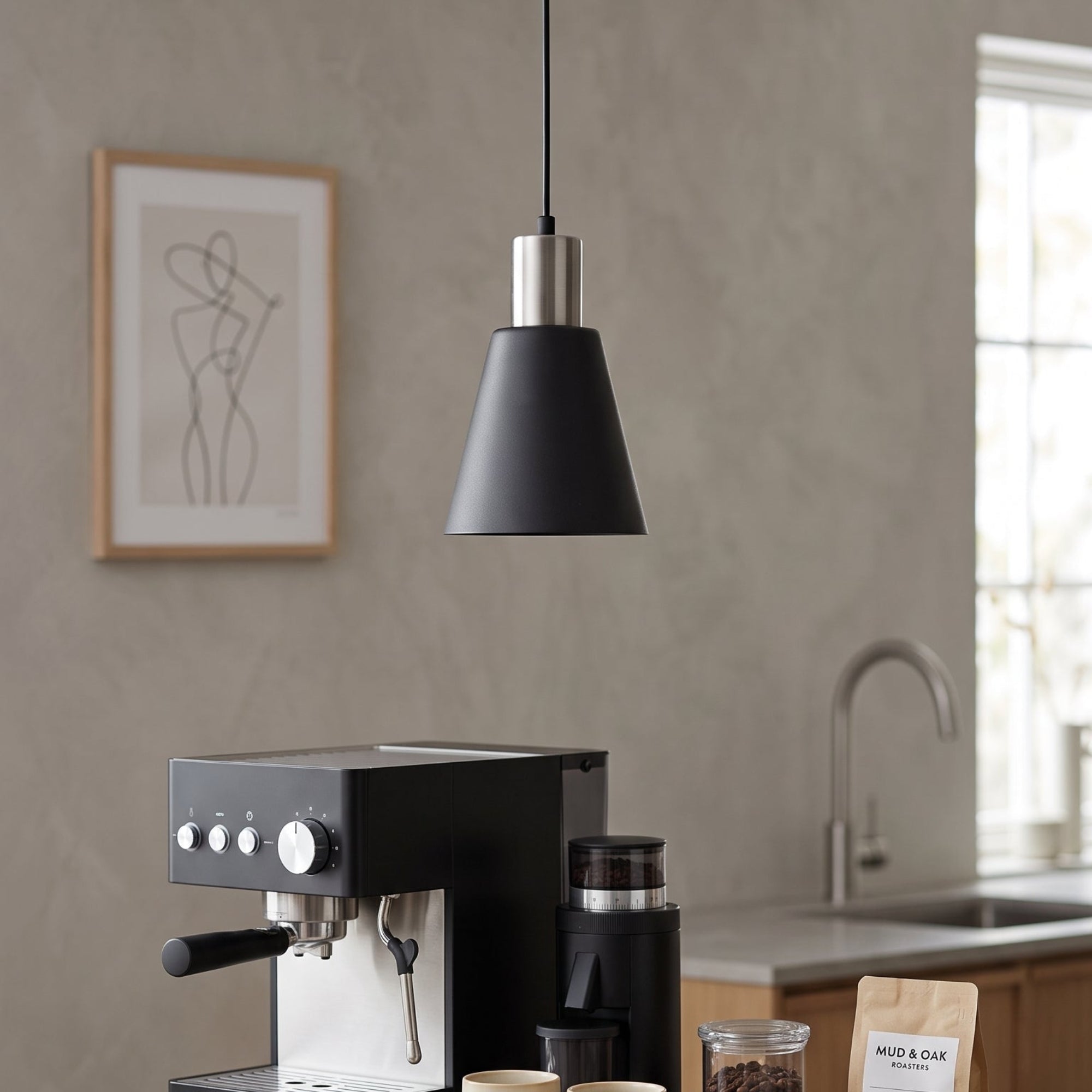 Lustre Icon noir argent installé au-dessus d'un îlot
