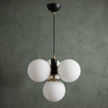 Suspension 4 globes blanc opalin noir mat et laiton design moderne IP40