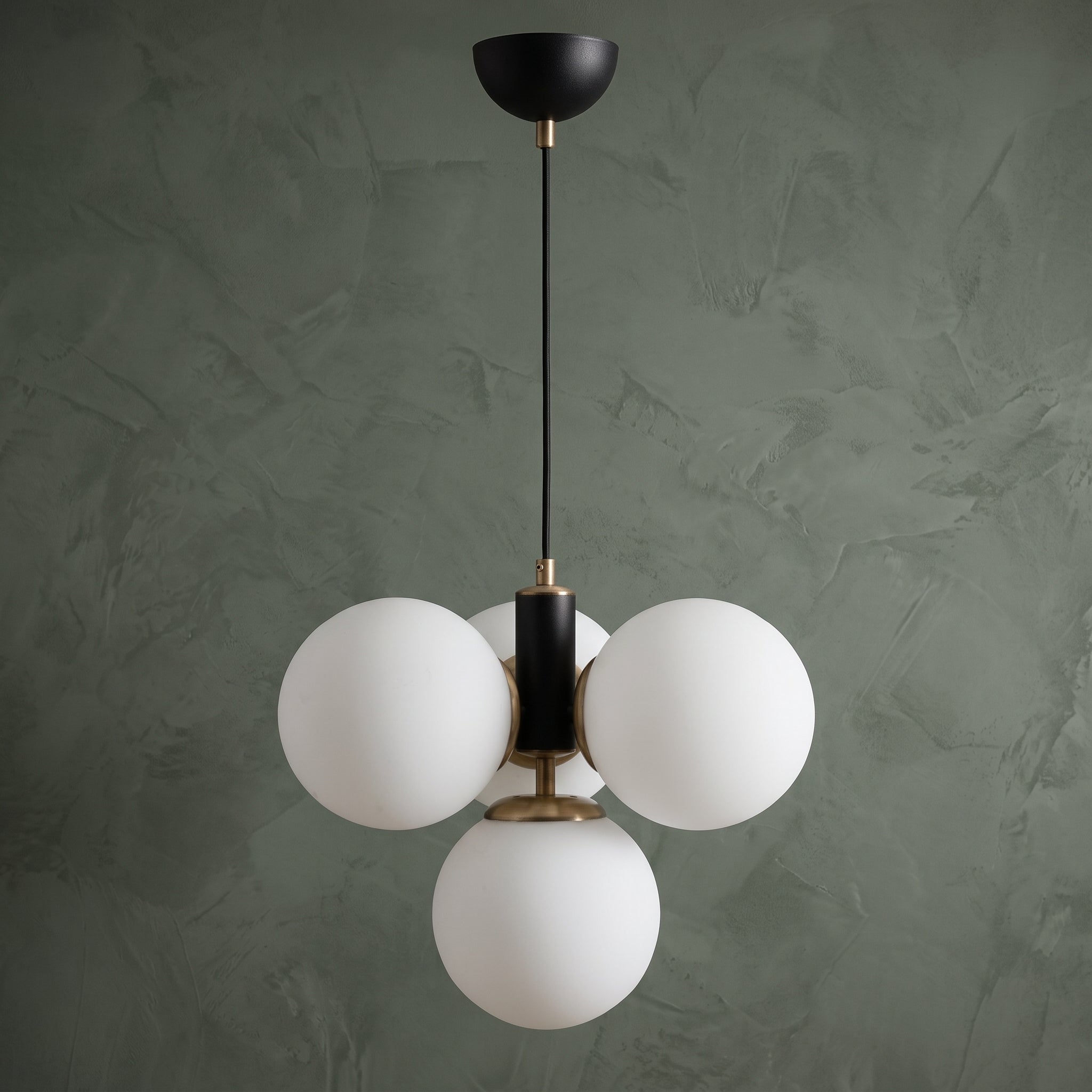 Suspension 4 globes blanc opalin noir mat et laiton design moderne IP40
