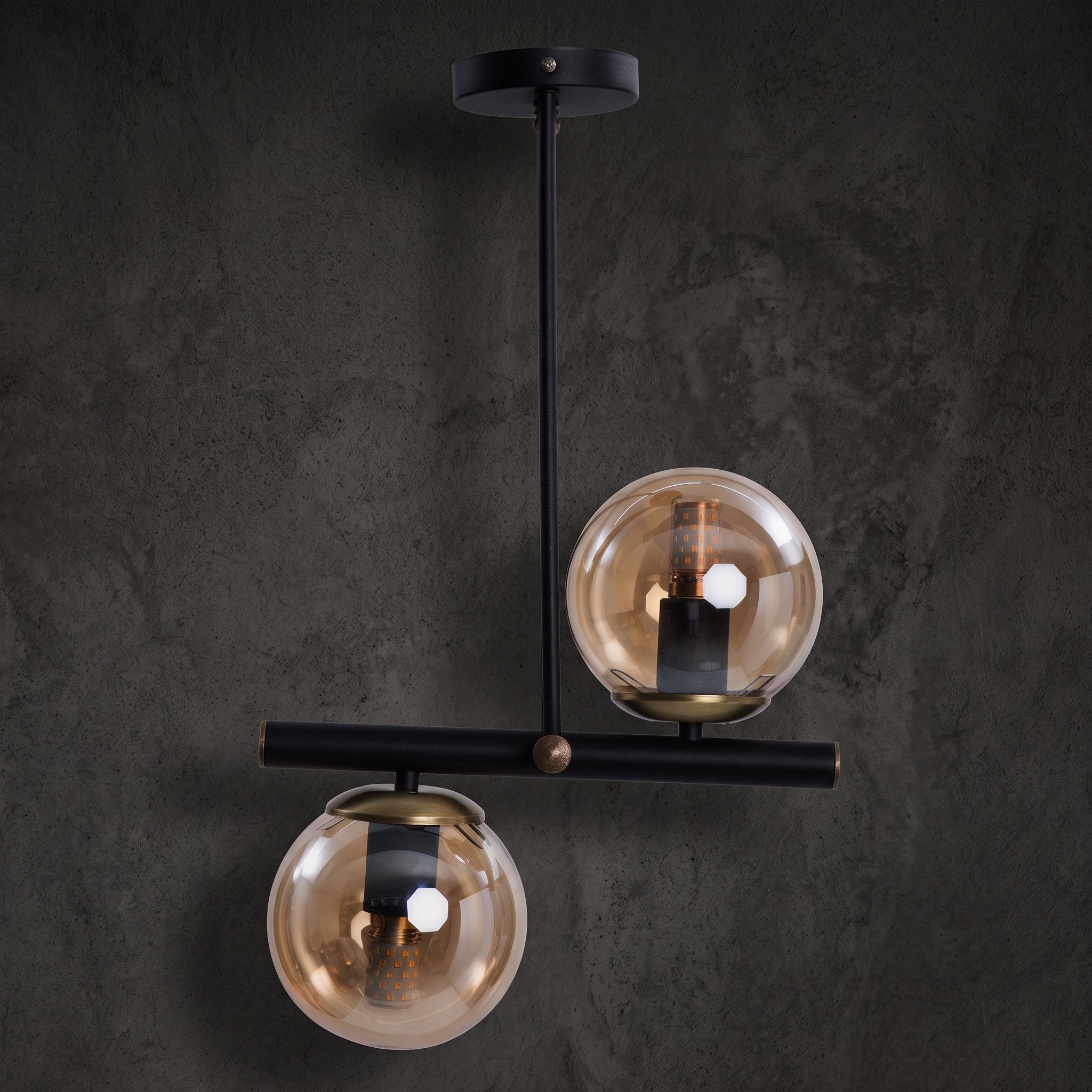 Lustre 2 globes ambrés structure noire détails dorés design moderne IP40