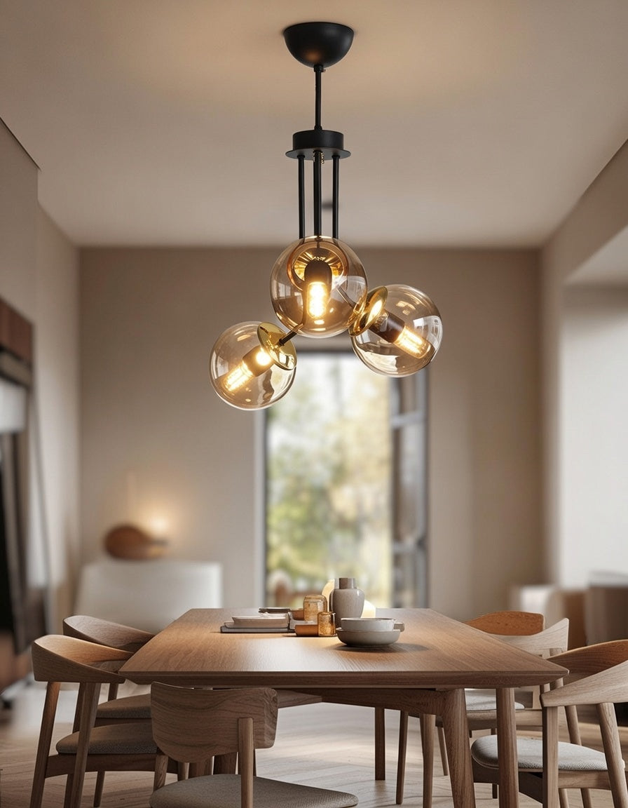 Lustre 3 Lumières Globes Ambrés Transparents Structure Noire Détails Dorés Design Moderne